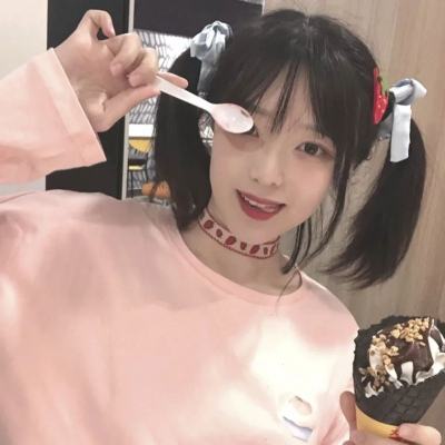 小男孩被水冲走 外国女子跳水救人